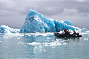 Naviga sulla laguna glaciale di Jökulsárlón in zodiac.