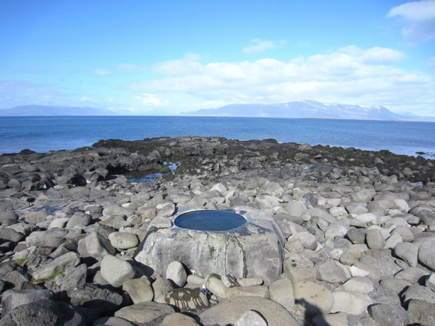 海を見渡す絶景が堪能できるクヴィーカの足湯