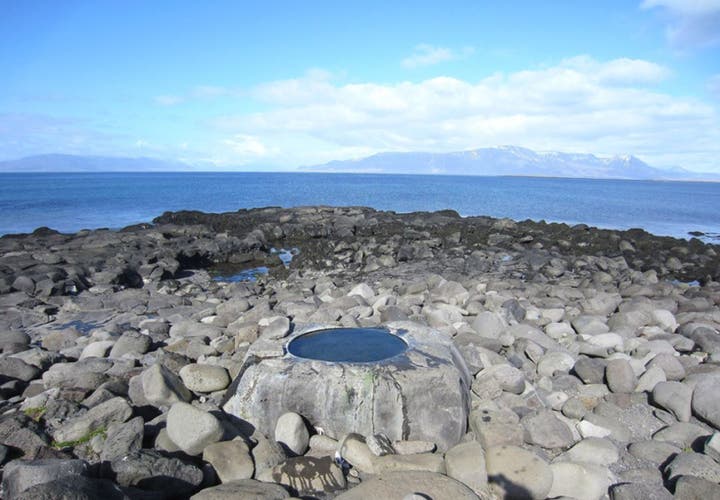 海を見渡す絶景が堪能できるクヴィーカの足湯