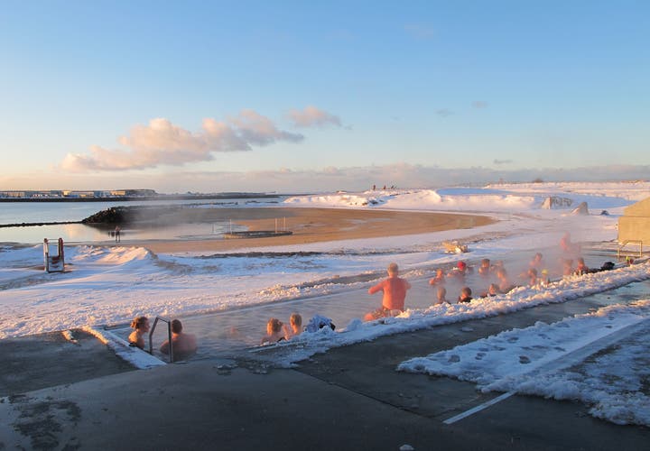レイキャヴィークにある海水浴場、ノイトホゥルスヴィークでも露天風呂がある