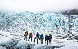 ์ฌ์ฏ ๋ช
์ ์ฌํ์๋ค์ ๋ฐํธ๋์์ฟจ ๋นํ์ค ์ค ํ๋์ ์ฐข์ด์ง ํ๋ฉด์ ๋ฐ๋ผ๋ณด๊ณ ์์ต๋๋ค.