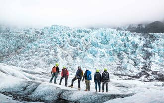 Six voyageurs faisant face à la surface de l'une des langues du Vatnajokull.