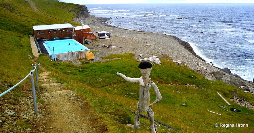 La piscine de Krossneslaug sur une plage de galets au bord de la mer, avec une silhouette en bois flotté sur le chemin au-dessus. La piscine de Krossneslaug sur une plage de galets au bord de la mer, avec une silhouette en bois flotté sur le chemin au-dessus.