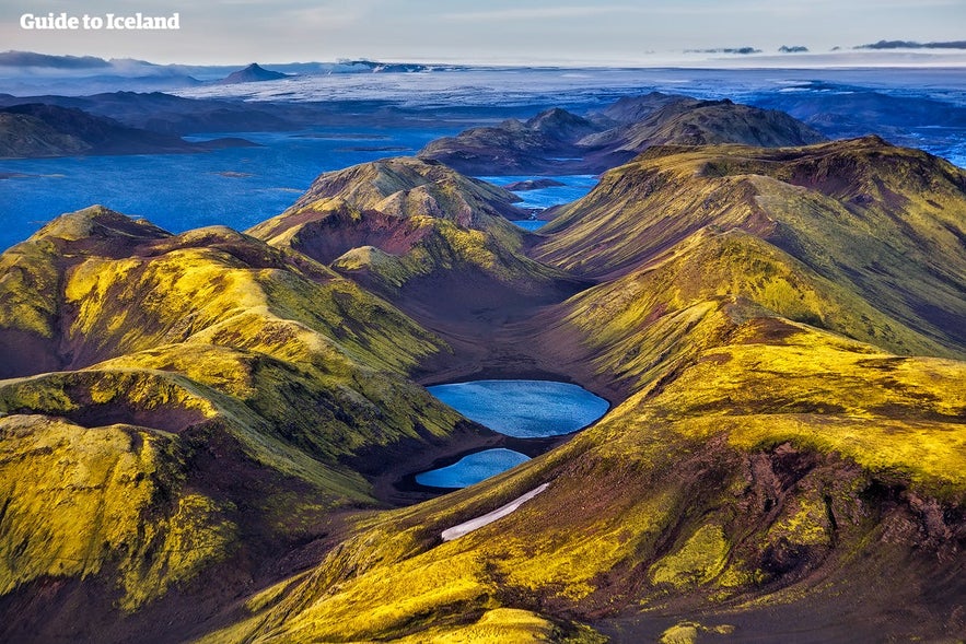 Un paisaje montañoso en Islandia. Un paisaje montañoso en Islandia.