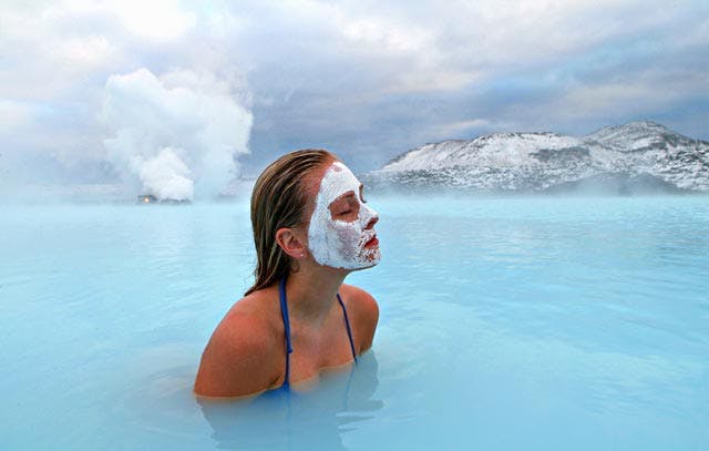 Młoda turystka ciesząca się relaksującą atmosferą spa Blue Lagoon.