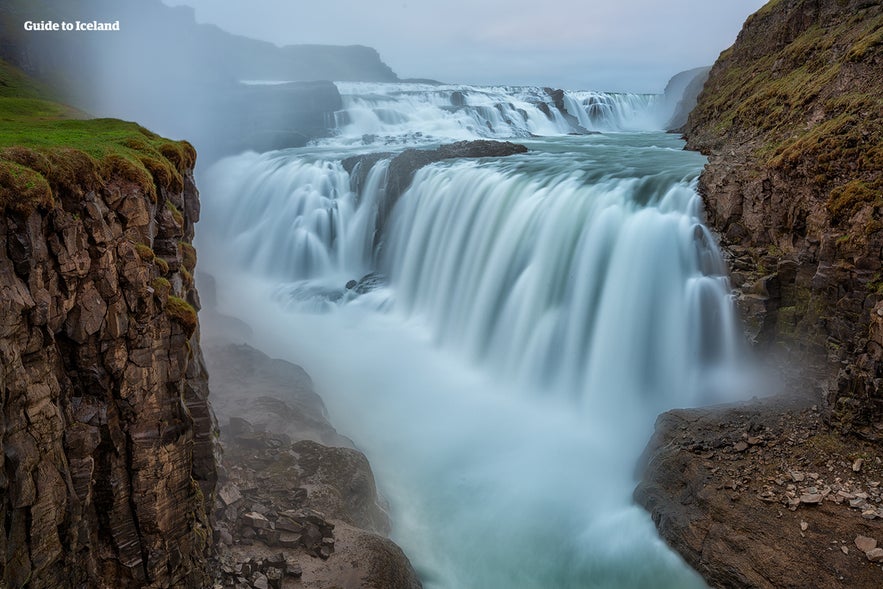 La cascade Gullfoss est le site le plus c&eacute;l&egrave;bre de la rivi&egrave;re Hvita, photographi&eacute;e en &eacute;t&eacute;.
