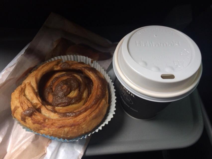 クヴォルスヴォトゥルルで買ったシナモンロールとコーヒー クヴォルスヴォトゥルルで買ったシナモンロールとコーヒー