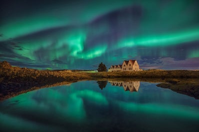 Gli edifici del parco nazionale Thingvellir sotto l'aurora boreale.