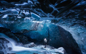 Le bleu des grottes de glace du sud-est de l'Islande en hiver défie l'imagination.