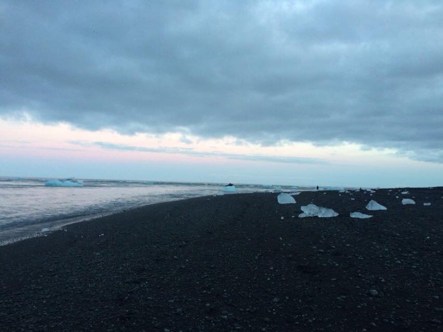 黒い砂浜に点々と転がる氷の塊