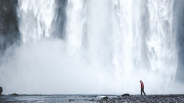 Kom tæt på Skogafoss vandfaldet på Islands sydkyst.