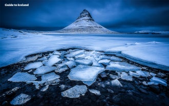 Een ijzig uitzicht op de berg Kirkjufell op het schiereiland Snaefellsnes.