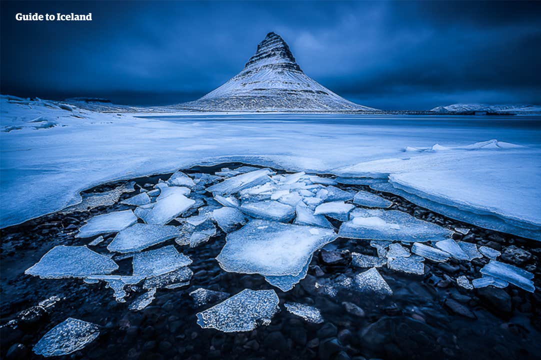Verschneiter Blick auf den Berg Kirkjufell auf der Snaefellsnes-Halbinsel.