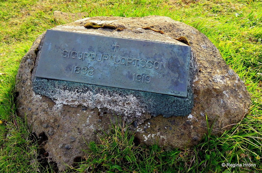 The grave of Sigurður on Hjörleifshöfði