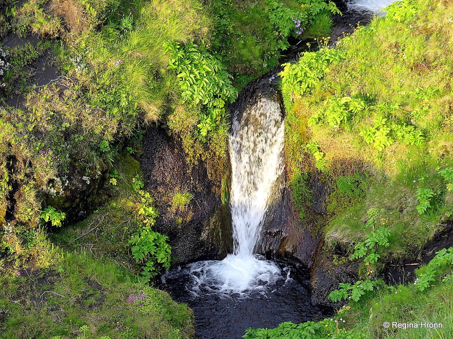 A small waterfall on Hjörleifshöfði