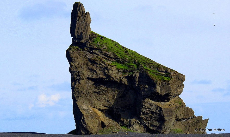 Arnardrangur pillar by Hjörleifshöfði cape 