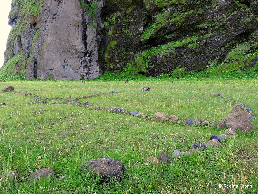 Rocks lined up to make a circle by Hjörleifshöfði