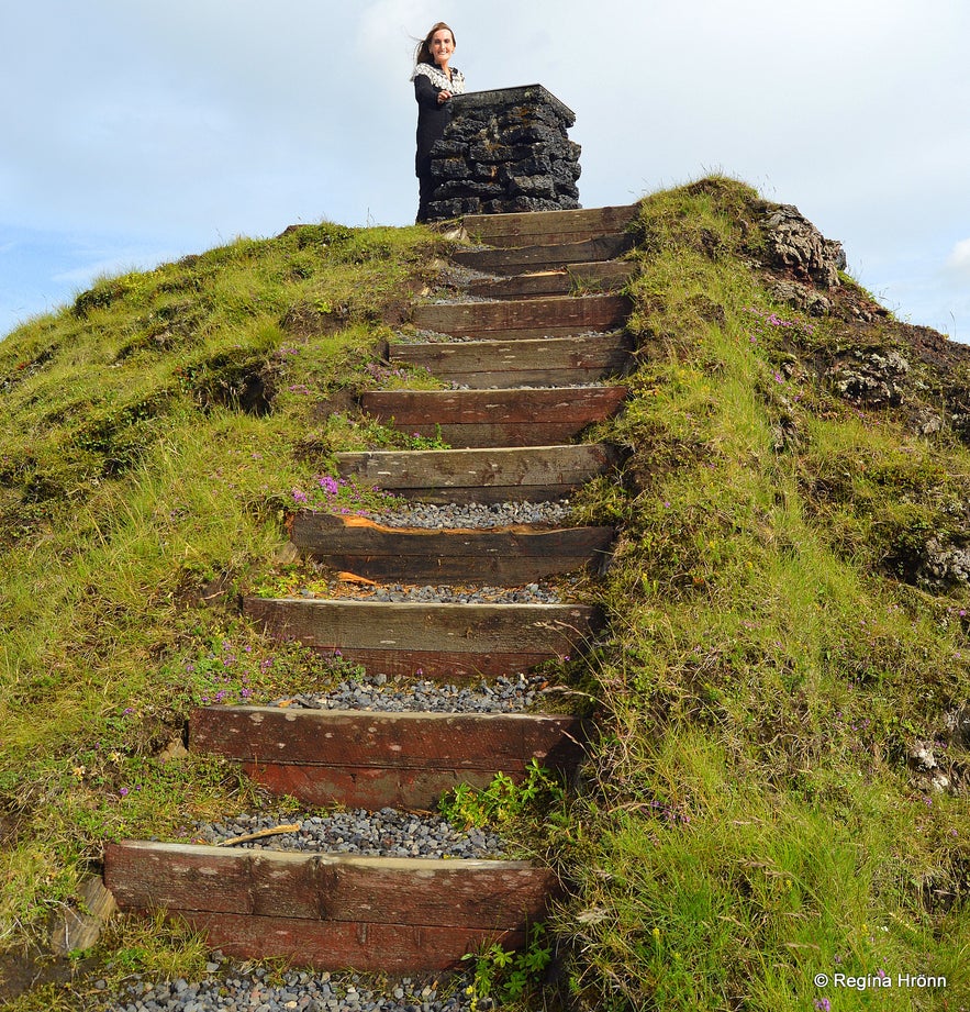 Regína by the view-dial on top of Álftaversgígar pseudocraters