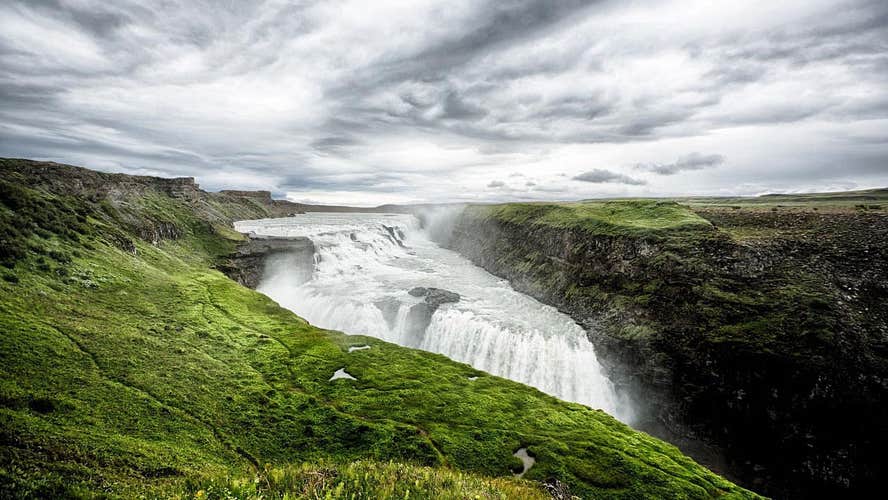 ゴールデンサークルの名所、壮大なグトルフォス滝（Gullfoss）