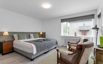 Camera doppia con letto matrimoniale e due sedie al Floki by Guesthouse Reykjavik.