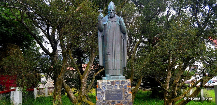 The statue of J&oacute;n Arason at Munka&thorn;ver&aacute;