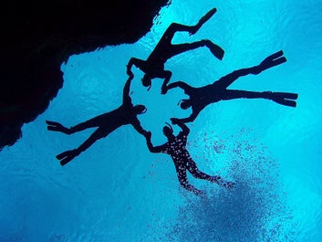Galleggiate in acque cristalline durante un tour di snorkeling nella fessura di Silfra