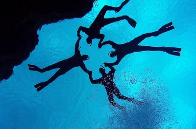 Galleggiate in acque cristalline durante un tour di snorkeling nella fessura di Silfra