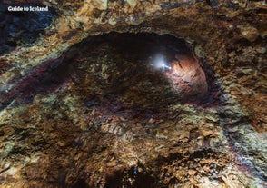 Un rayon de lumière de l'entrée du volcan Þríhnúkagígur.