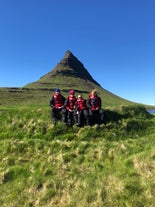 Kirkjufell, surnommé par certains "la montagne en forme de pointe de flèche".