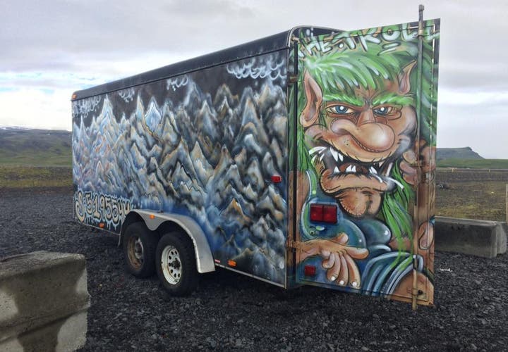 ファットバイクが収納されているコンテナ