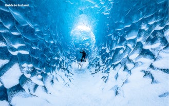 Der Besuch einer Eishöhle in einem Gletscher sorgt für ein einmaliges Erlebnis.