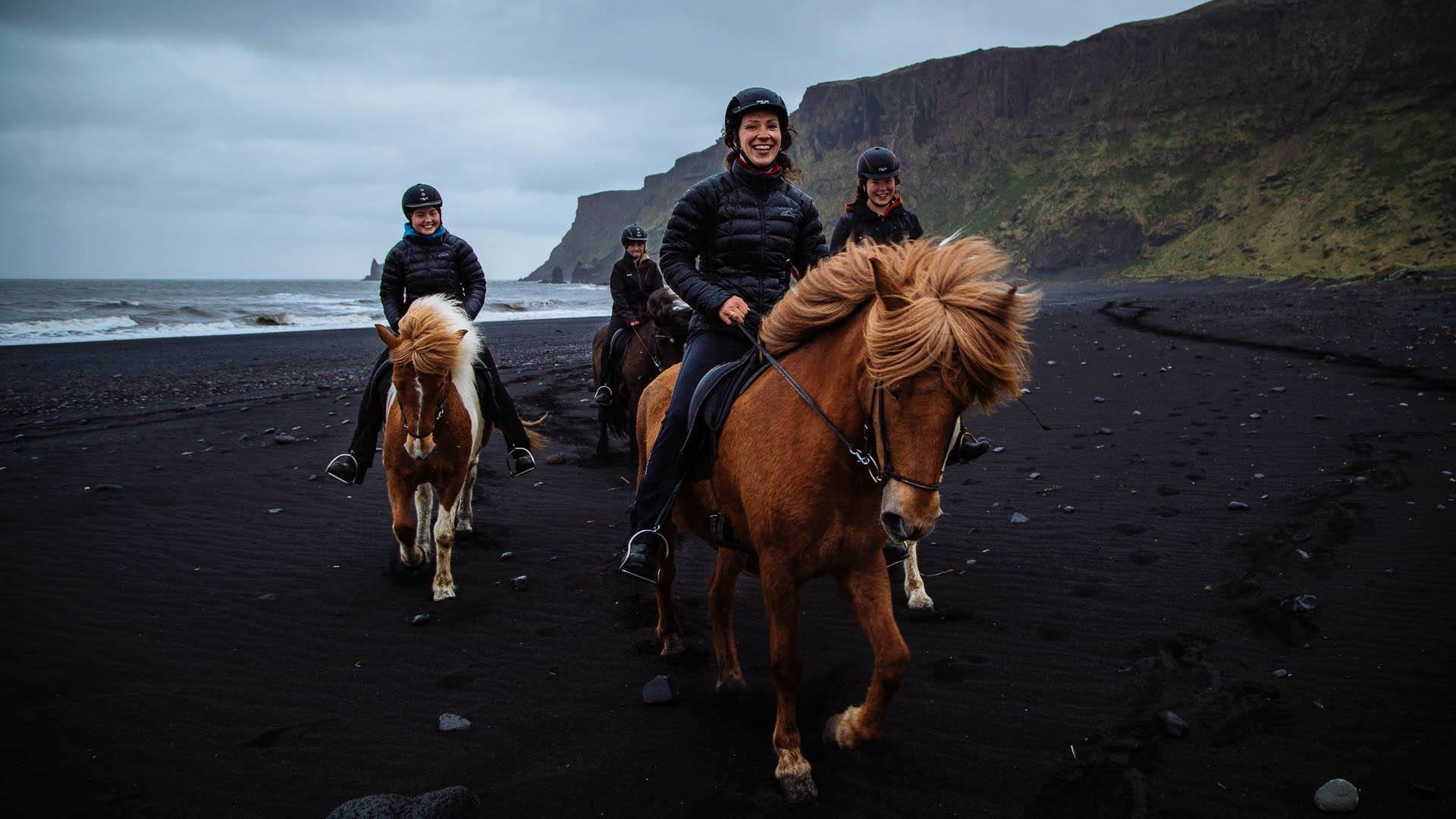 Ridetur på den sorte sandstrand fra Vik
