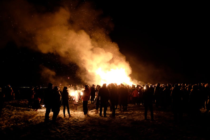 Lagerfeuer am Rande von Reykjavik