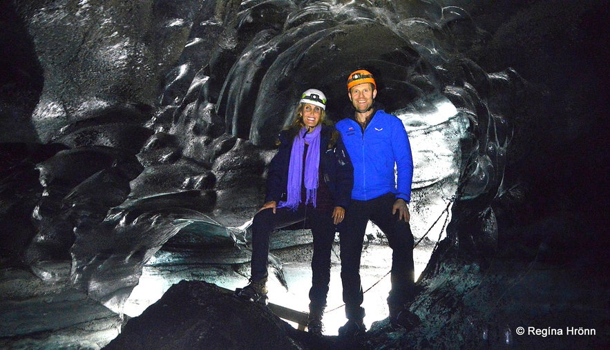 Regína with the guide inside Kötluhellir ice cave