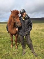 Un cavaliere e un cavallo che si preparano a partire per la giornata