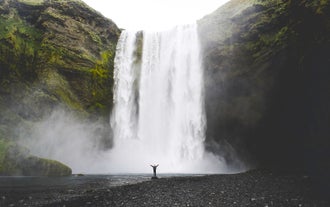 L'imponente cascata Skogafoss sulla costa meridionale dell'Islanda
