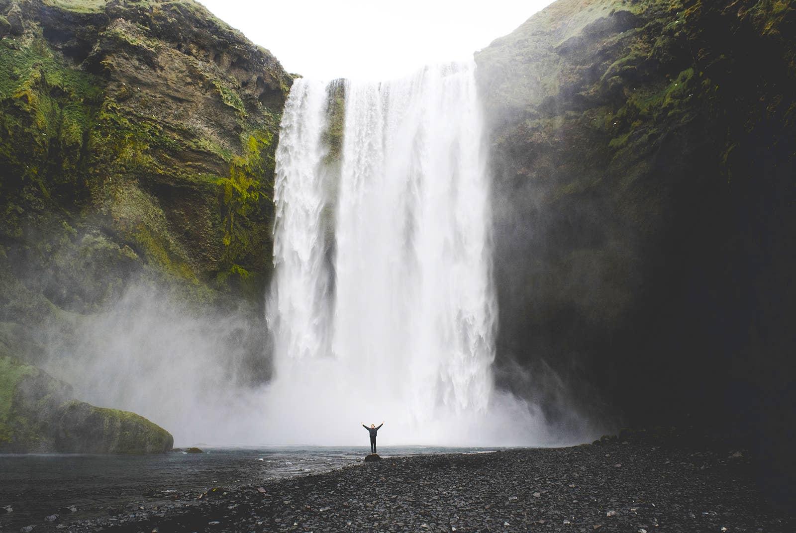 La imponente Cascada Skogafoss, una de las paradas destacadas en la Costa Sur de Islandia.