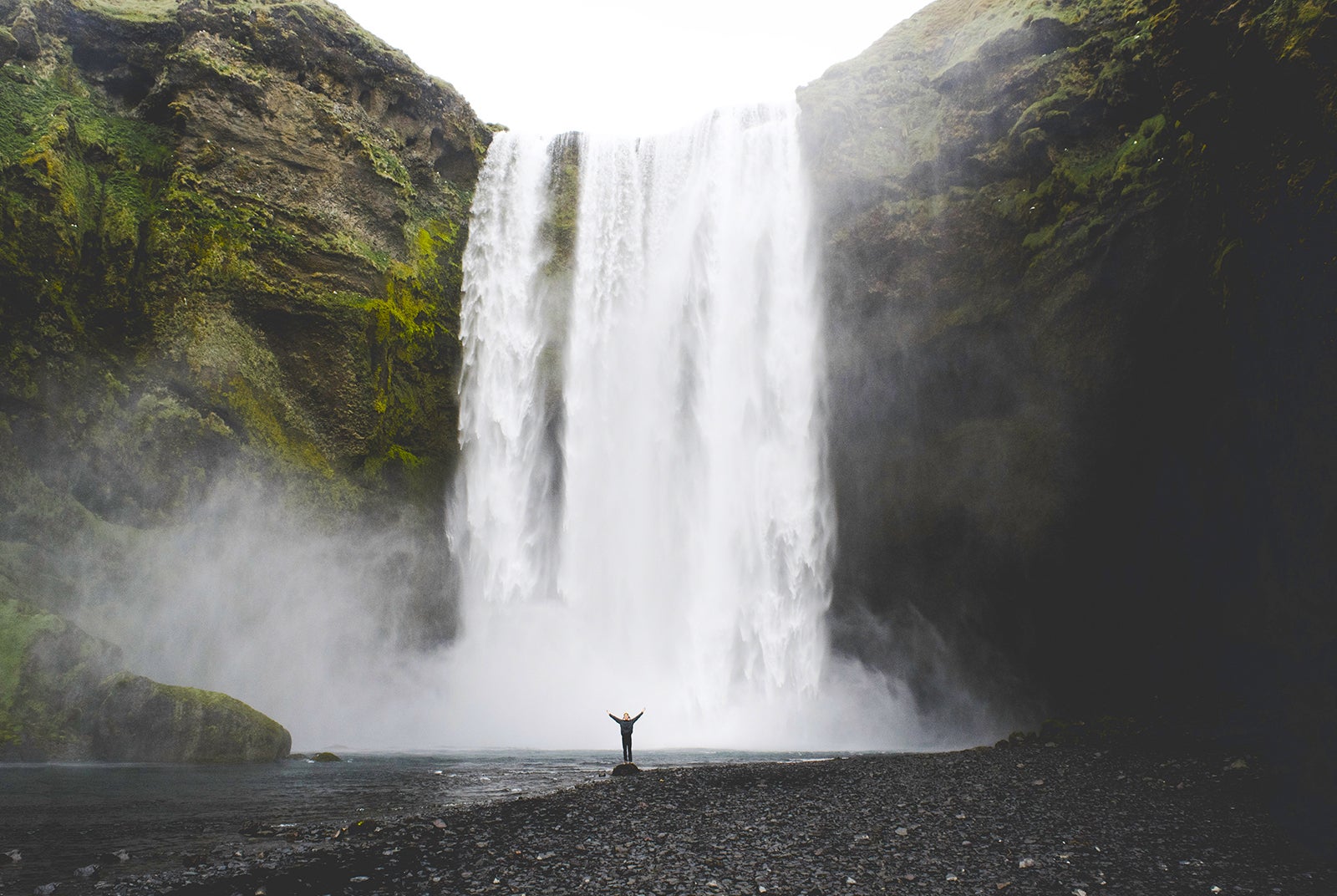 La puissante chute d'eau de Skogafoss sur la Côte Sud de l'Islande.