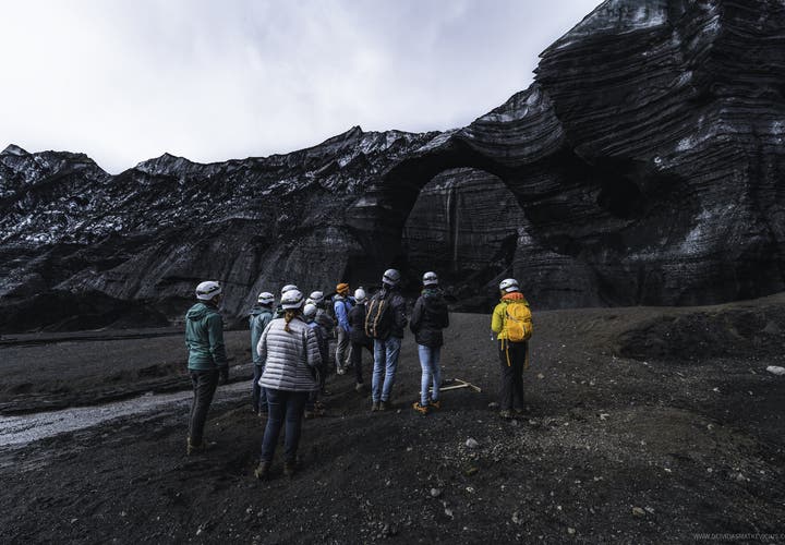 冰島全年可達黑冰洞外觀