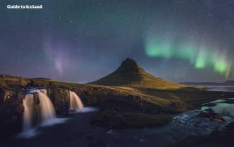 Les aurores boréales dansent dans le ciel, derrière l'une des montagnes les plus photographiées du pays, le mont Kirkjufell, sur la péninsule de Snaefellsnes.