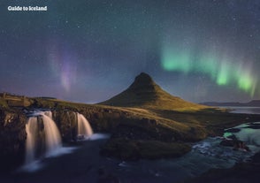 Norrskenet dansar över himlen bakom ett av de mest fotograferade bergen, Kirkjufell på Snaefellsneshalvön.