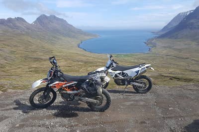 Vestfjordene er vidunderlige om sommeren. Hop på en motorcykel og kør afsted.