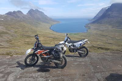 Vestfjordene er vidunderlige om sommeren. Hop på en motorcykel og kør afsted.