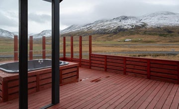 Willa apartamentowa Kornmuli ma zewnętrzną wannę z hydromasażem.