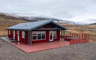 Kornmuli(西アイスランド)は、谷と山々に囲まれた魅力的な宿泊施設です。