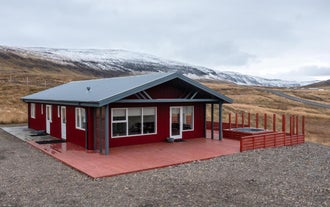 Kornmuli, en el oeste de Islandia, es un alojamiento encantador rodeado de valles y montañas.