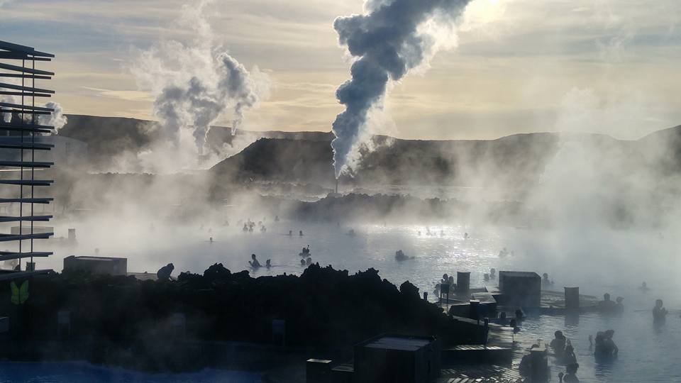 在蓝湖温泉内游人可以边欣赏天然地热蒸汽从火山特色地貌之间缓缓生气