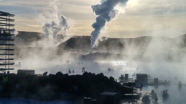 在蓝湖温泉内游人可以边欣赏天然地热蒸汽从火山特色地貌之间缓缓生气