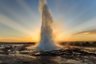 De schitterende geiser Strokkur barst uit in het winterse landschap.