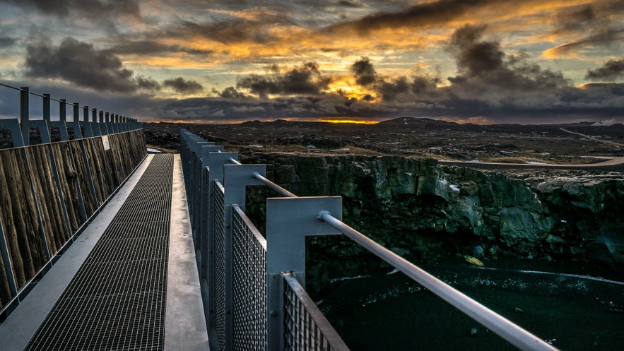 El Puente entre Continentes bajo el sol de medianoche.